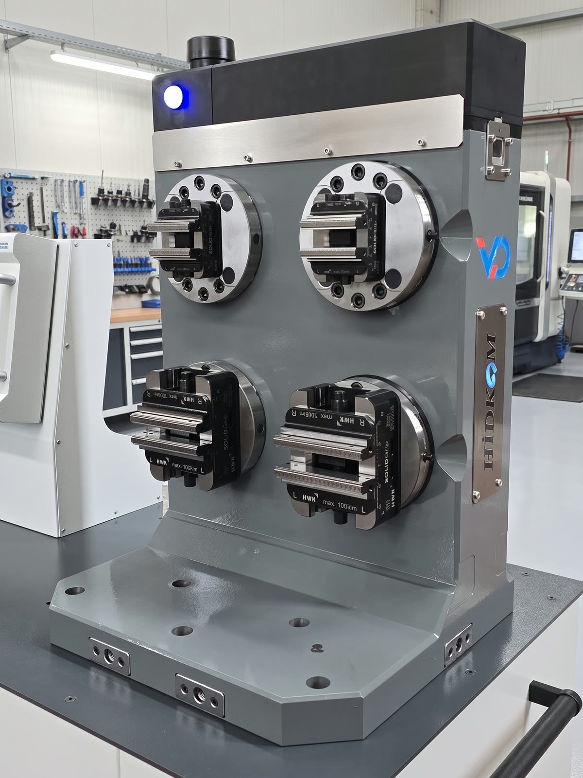 Dört bağlama istasyonlu V-Drive CORE kulesi