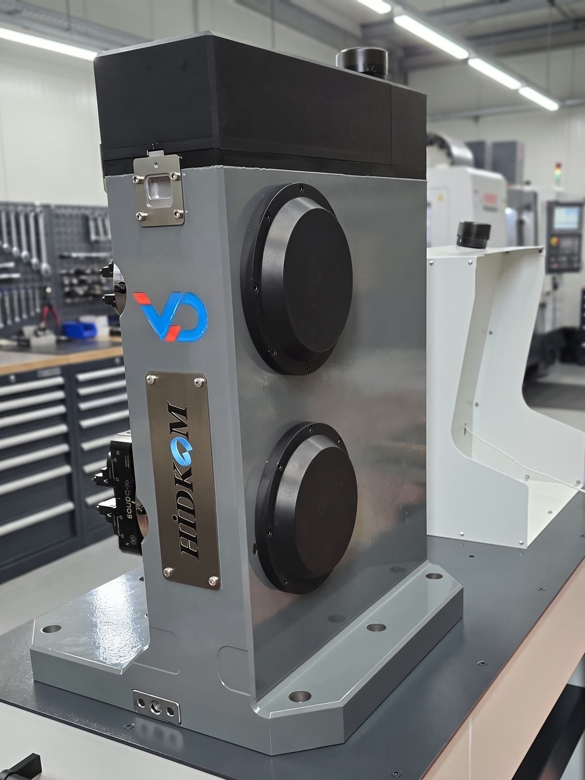 V-Drive CORE kulesinin yandan görünümü